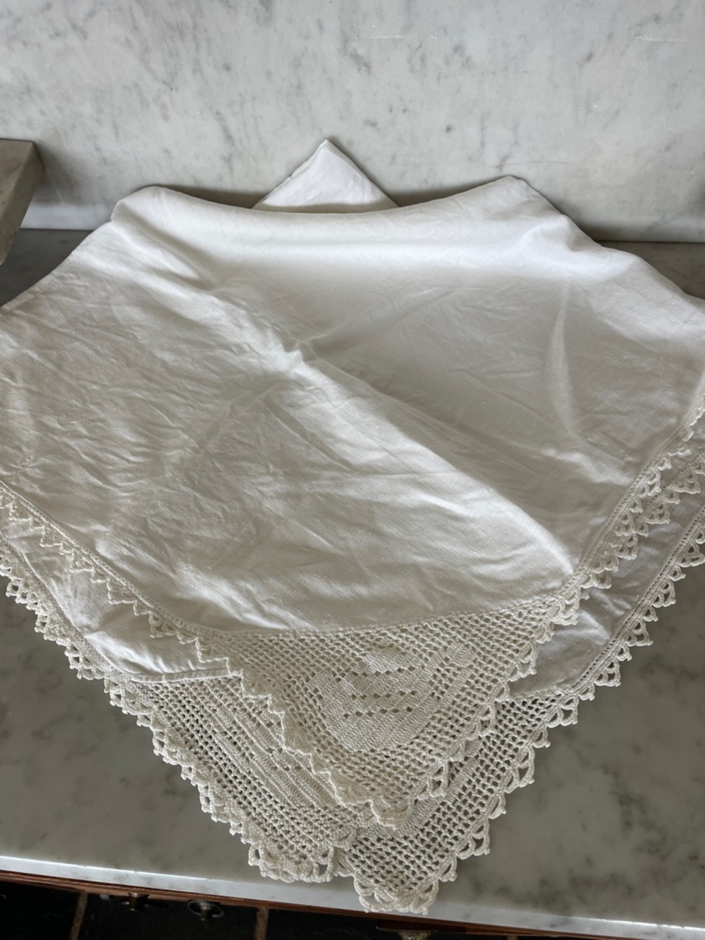 VINTAGE White Tea Pot Crocheted Edge Square Tablecloth @ 31”x 31”